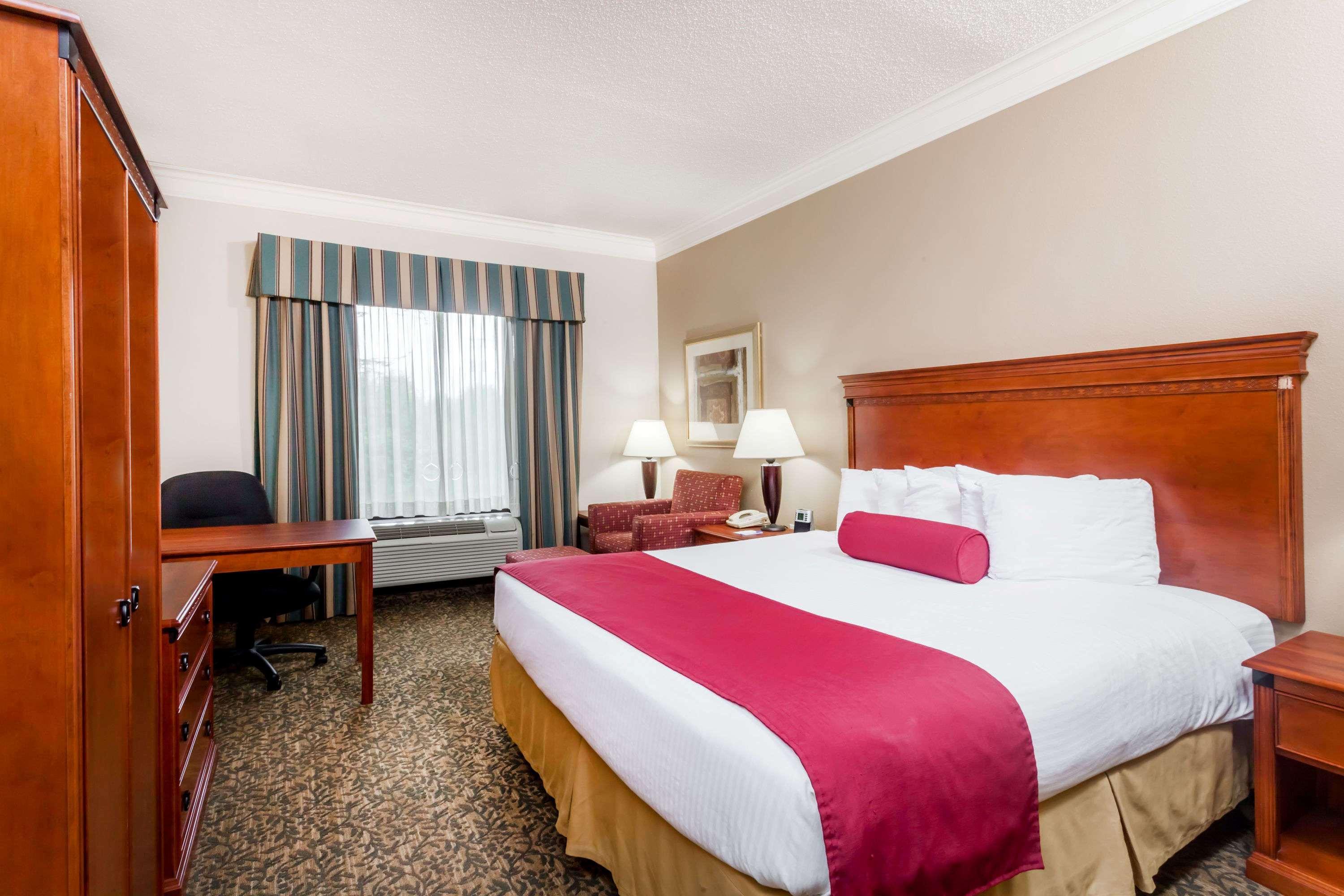 Baymont By Wyndham Madisonville Exterior photo