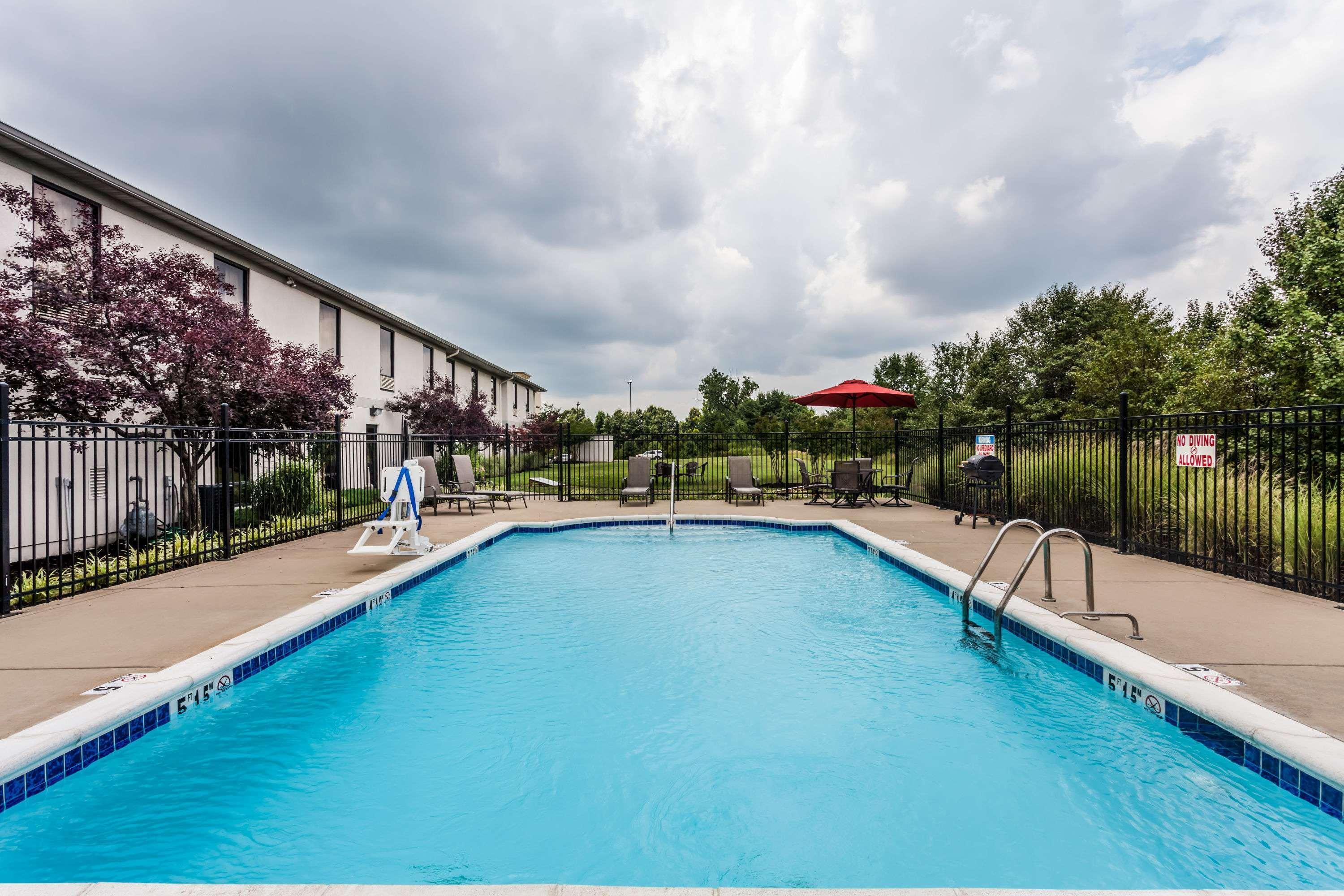 Baymont By Wyndham Madisonville Exterior photo