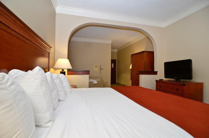 Baymont By Wyndham Madisonville Room photo
