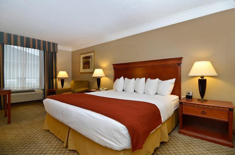 Baymont By Wyndham Madisonville Room photo